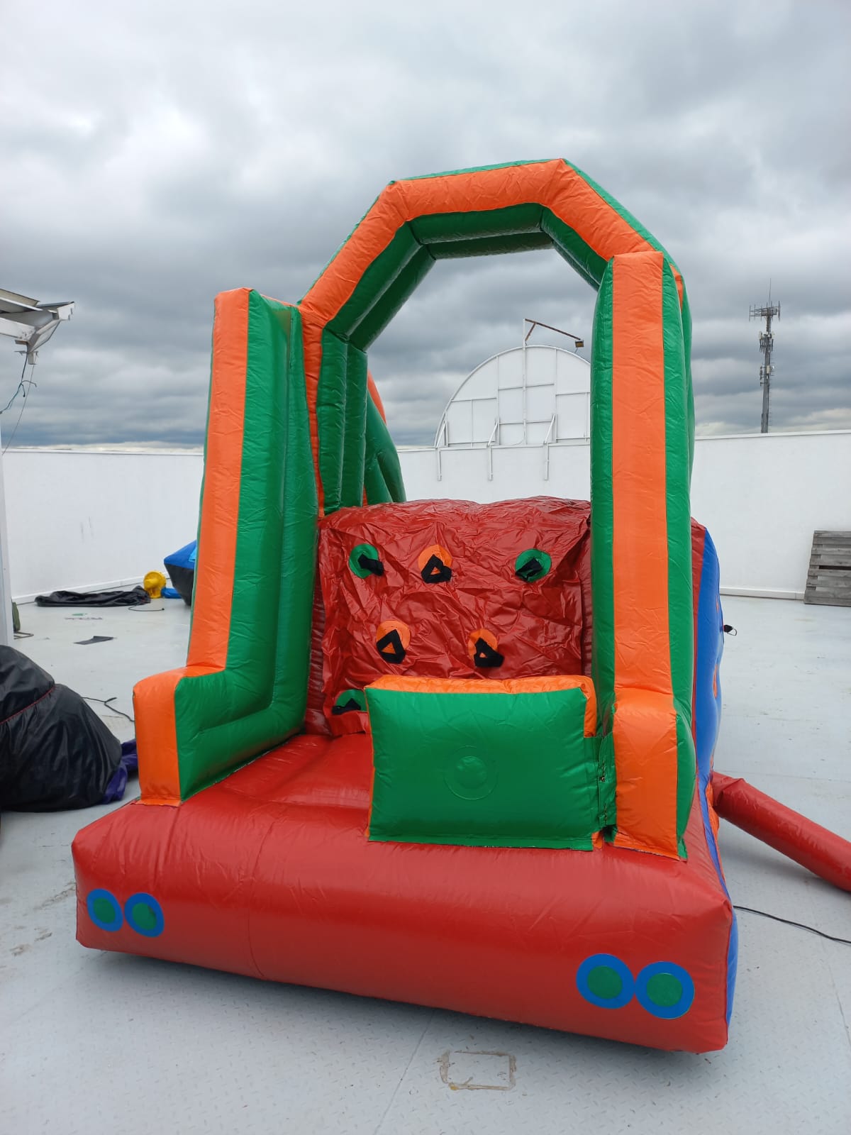 Escorrega inflável com piscina de bolinhas em Indaiatuba